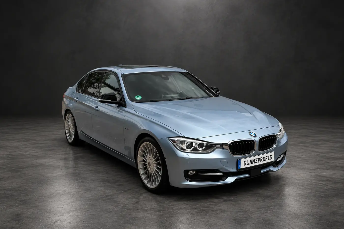 Silberner BMW mit digital bearbeitetem Studiohintergrund