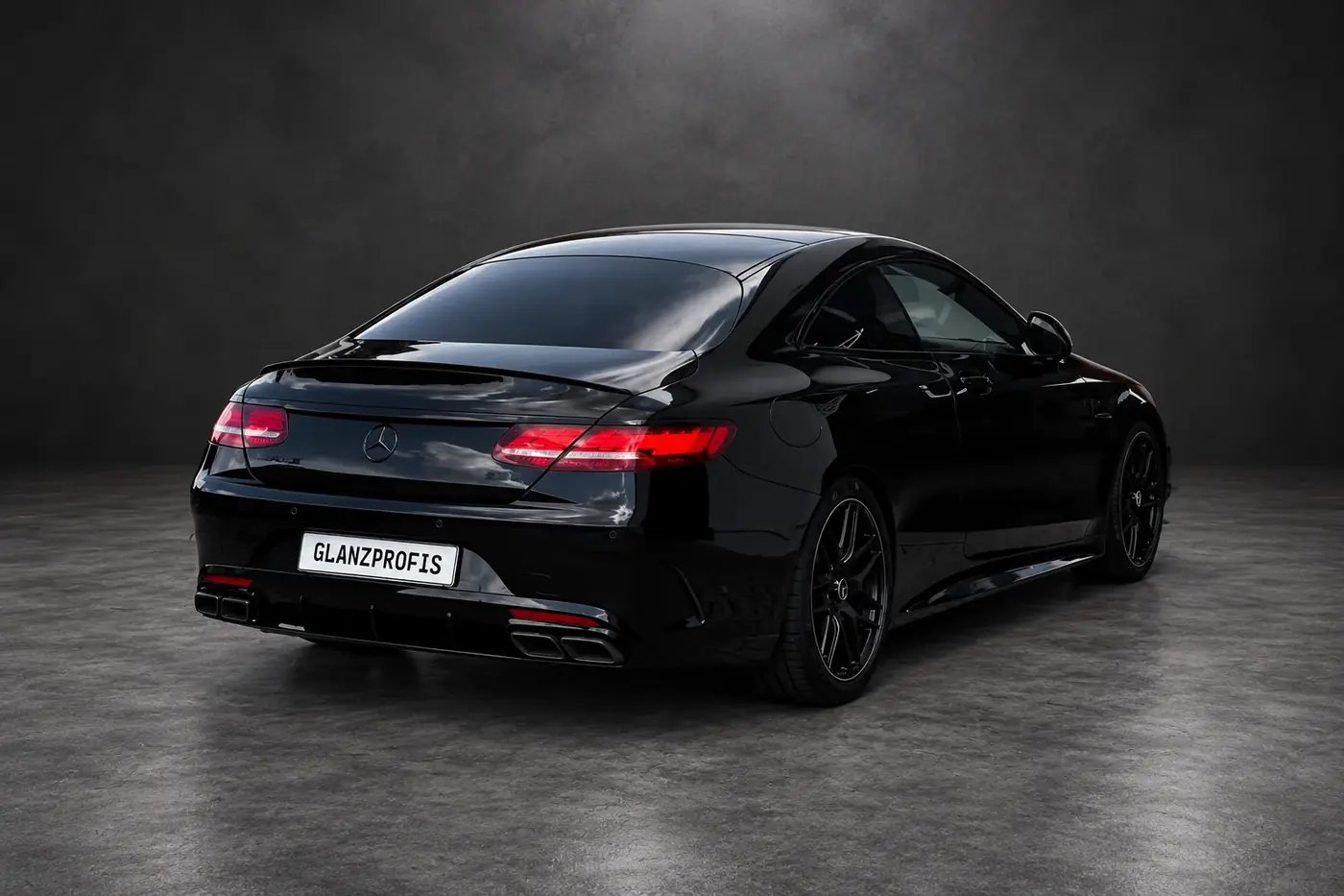 Schwarzes Mercedes-Coupé mit digital bearbeitetem Studiohintergrund