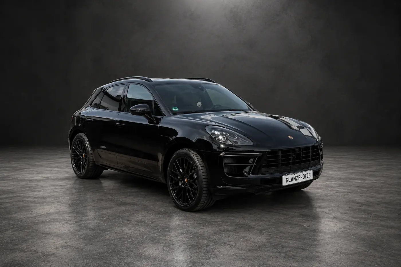 Schwarzer Porsche mit digital bearbeitetem Studiohintergrund
